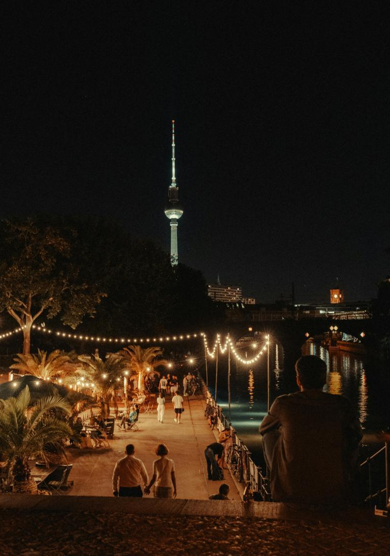 Escort Date Berlin: Beach Bar on the Spree at Night Escort Date Berlin: Beach Bar on the Spree at Night