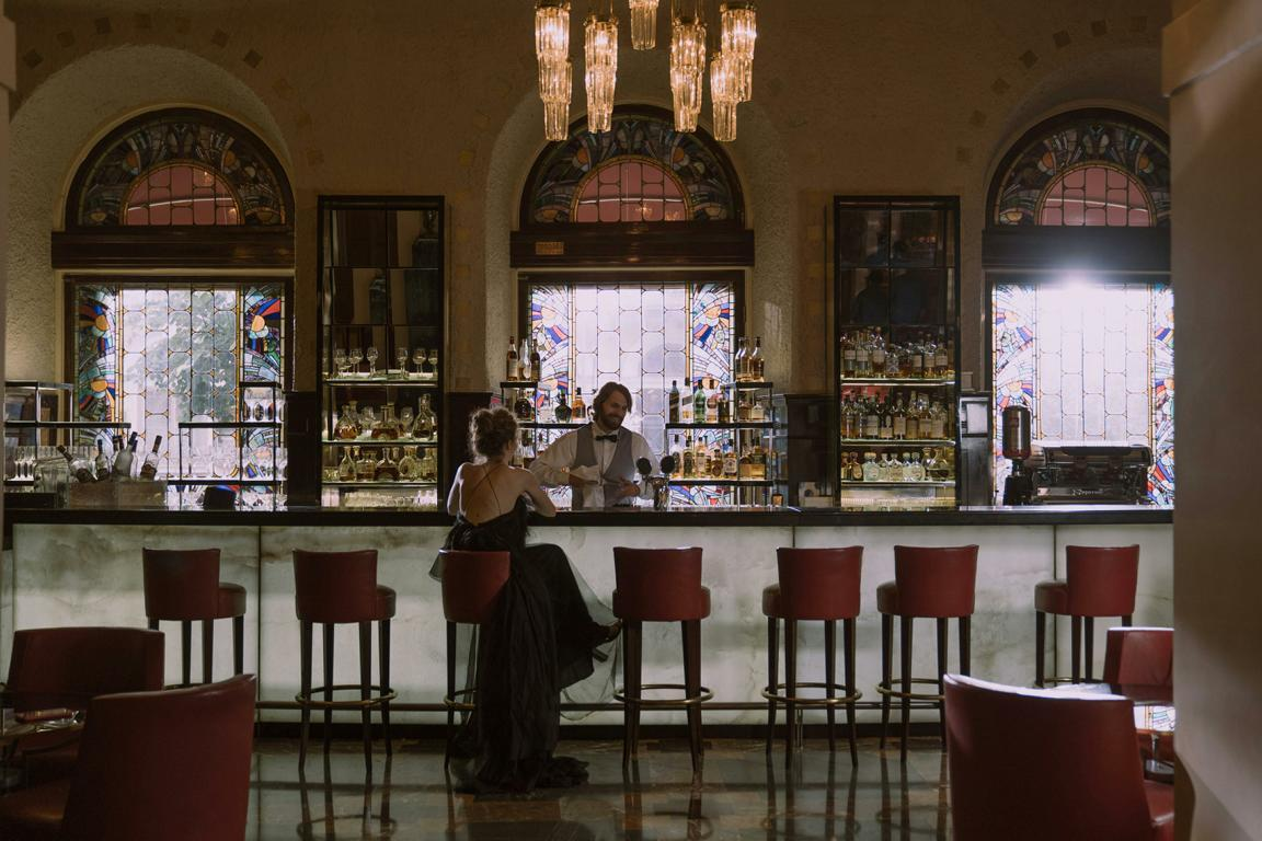 Exclusive Date Hotel Bar - Luxury Hotel Frankfurt Exclusive Date Hotel Bar - Luxury Hotel Frankfurt